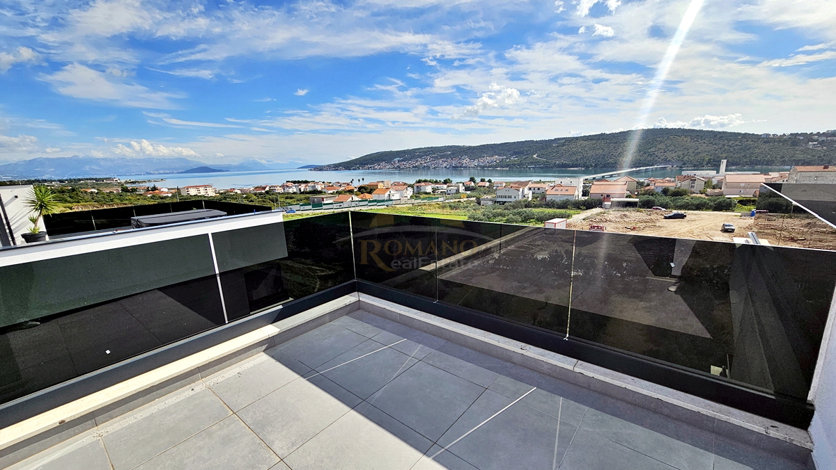 Attico con due camere da letto a Trogir con terrazza sul tetto